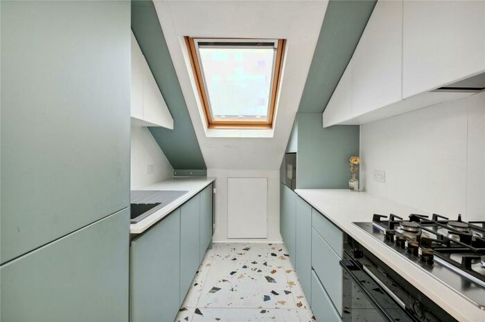 3 Bedroom Apartment To Rent In Sheen Lane, London, SW14