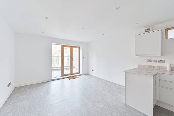 2 Bedroom Flat To Rent In Conyers Road, Streatham, London, SW16
