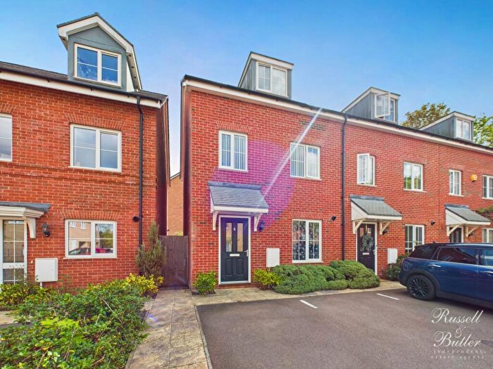 3 Bedroom End Of Terrace House For Sale In Treble Close, Buckingham, MK18