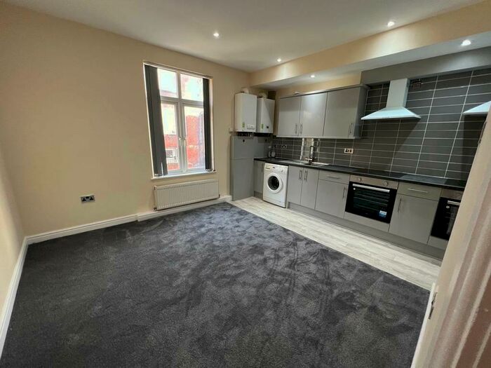6 Bedroom Terraced House To Rent In -Bed All En-Suite Student House, Hyde Park, LS6