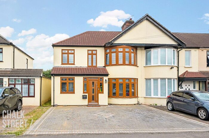 5 Bedroom End Of Terrace House For Sale In South End Road, Rainham, RM13