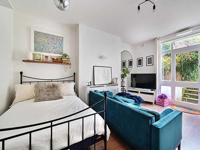 Apartment To Rent In The Gardens, East Dulwich London, SE22