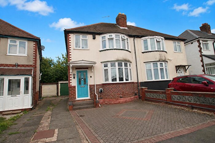 3 Bedroom Semi-Detached House For Sale In Swan Crescent, Oldbury, B69