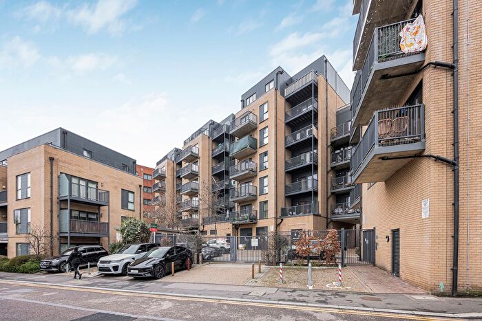 2 Bedroom Flat For Sale In Clarence Avenue, Gants Hill, IG2