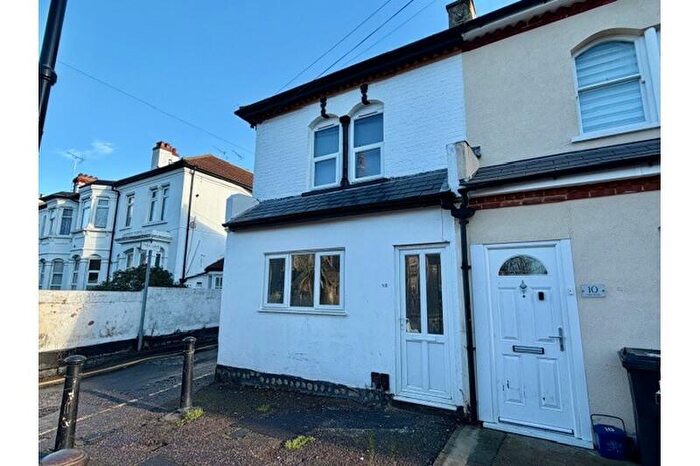 1 Bedroom Flat To Rent In Park Road, Westcliff-on-Sea, Essex, SS0