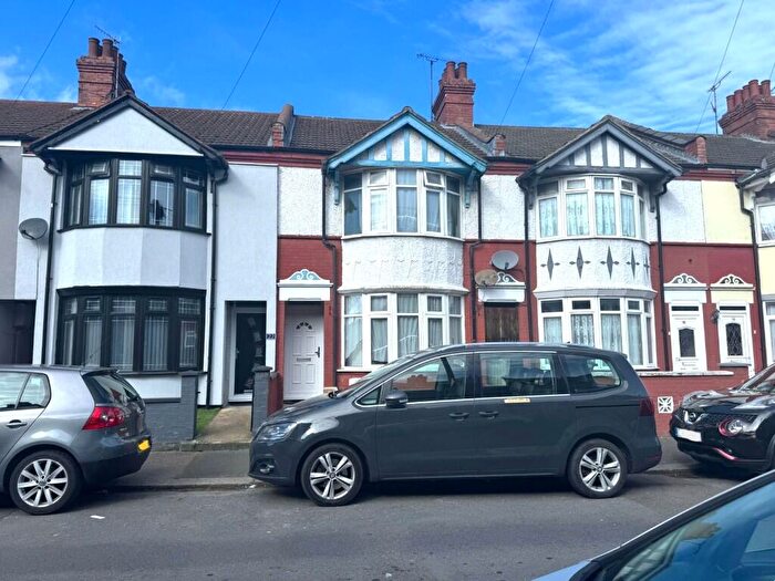 3 Bedroom Terraced House To Rent In Chatsworth Road, Luton, Bedfordshire, LU4