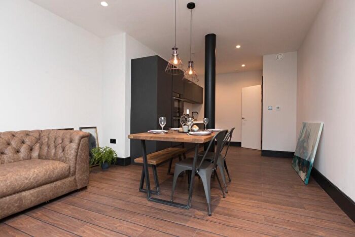 1 Bedroom Apartment To Rent In Large Bed, Portland Street, Manchester, Greater Manchester, M1