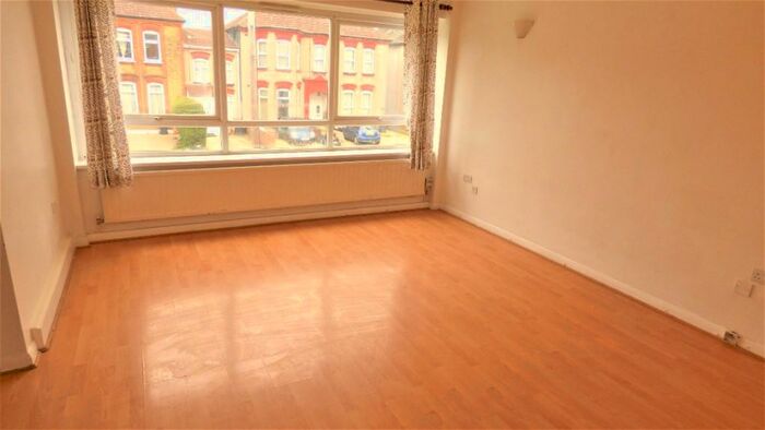 2 Bedroom Flat To Rent In Eastwood Road, Ilford, Essex, IG3