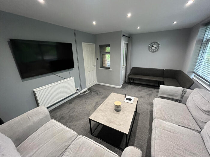 2 Bedroom Apartment To Rent In Broomfield Crescent, Headingley, Leeds, LS6