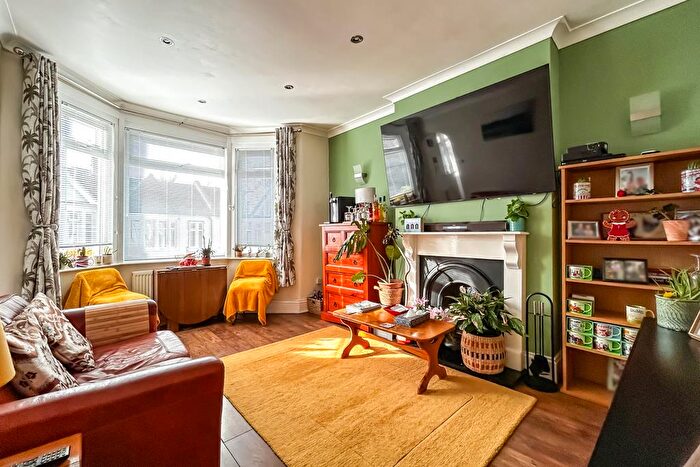 1 Bedroom Flat For Sale In Ramuz Drive, Westcliff-on-Sea, SS0