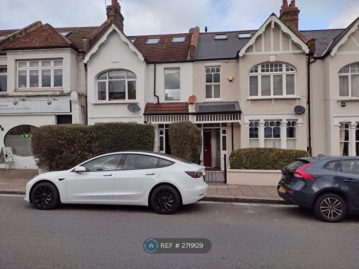 3 Bedroom Flat To Rent In Southfields, London, SW18