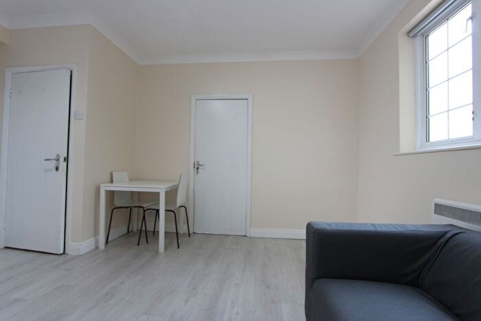 2 Bedroom Flat To Rent In High Road, London, N20