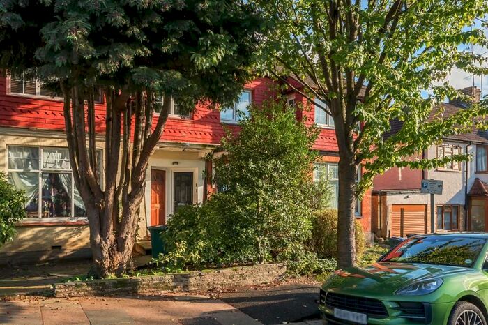 3 Bedroom Flat To Rent In Birley Road, London, N20