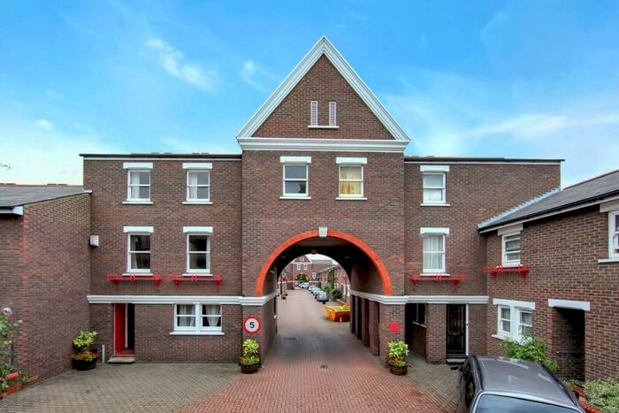 5 Bedroom Town House To Rent In Lockesfield Place, Isle Of Dogs, Docklands, London, E14