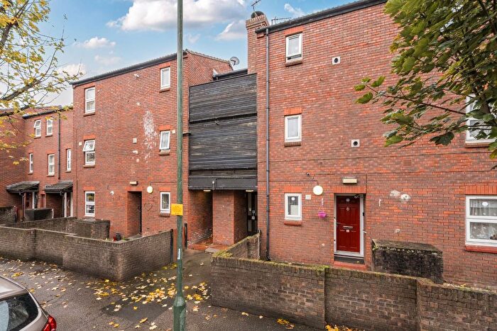 1 Bedroom Flat For Sale In Leatherbottle Green, Erith, DA18