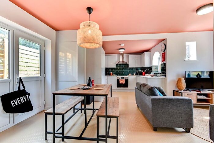 6 Bedroom Semi-Detached House To Rent In Lydney Road, Bristol, BS10