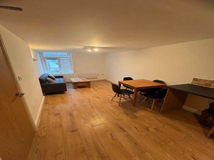 3 Bedroom Flat To Rent In Crwys Road, Cathays, Cardiff, CF24