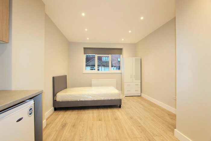 Studio To Rent In Dingwall Gardens, London, NW11