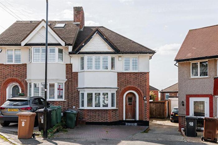 3 Bedroom House For Sale In Dove House Gardens, Chingford, E4