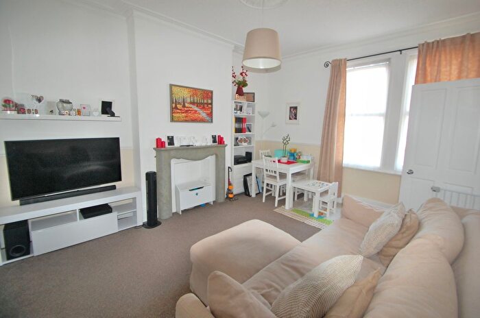 2 Bedroom Flat To Rent In Prince Of Wales Road, Sutton, Surrey, SM1