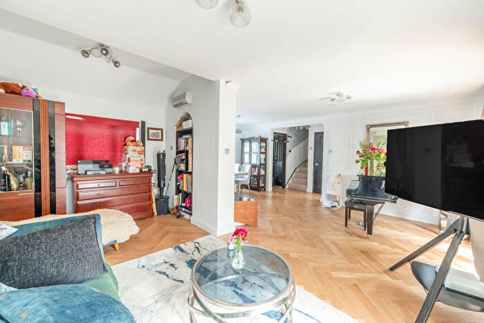 3 Bedroom Semi Detached House For Sale In Caddis Close, Stanmore, Middlesex, , Stanmore, HA7
