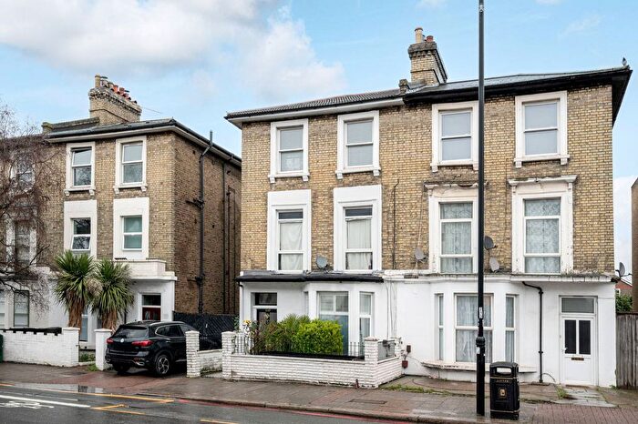 2 Bedroom Flat For Sale In Garratt Lane, Tooting Broadway, London, SW17