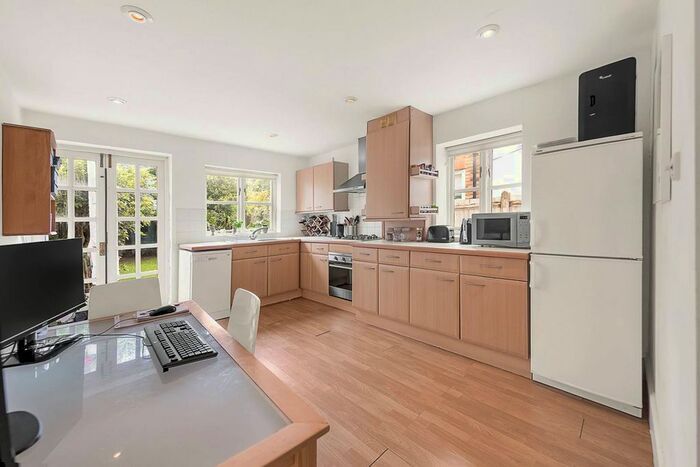 2 Bedroom Flat To Rent In Kenyon Street, Fulham, London, SW6