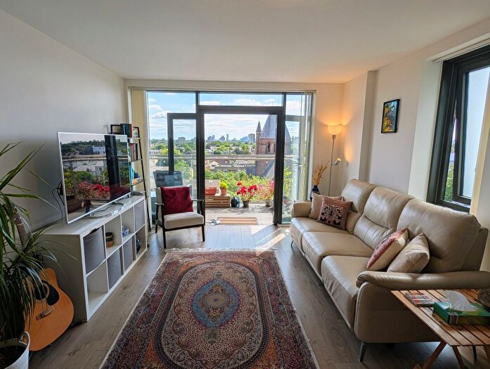 2 Bedroom Flat To Rent In Beechwood Road, London, E8