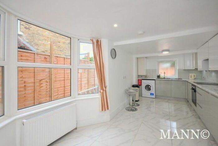 4 Bedroom Property To Rent In Nutcroft Road, London, SE15