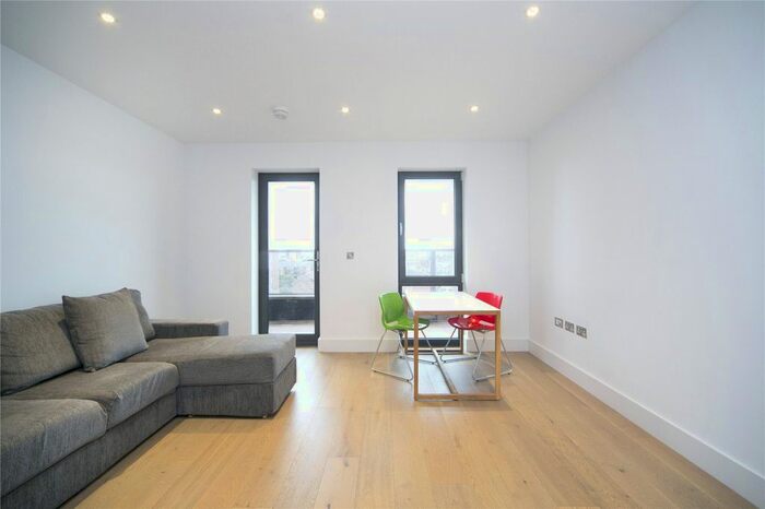 2 Bedroom Flat To Rent In Chatham Place, London, E9