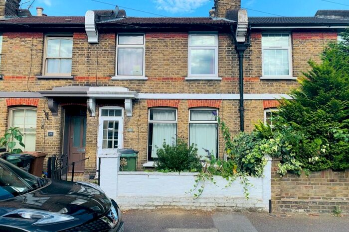 2 Bedroom Flat To Rent In Fraser Road, Walthamstow, London, E17