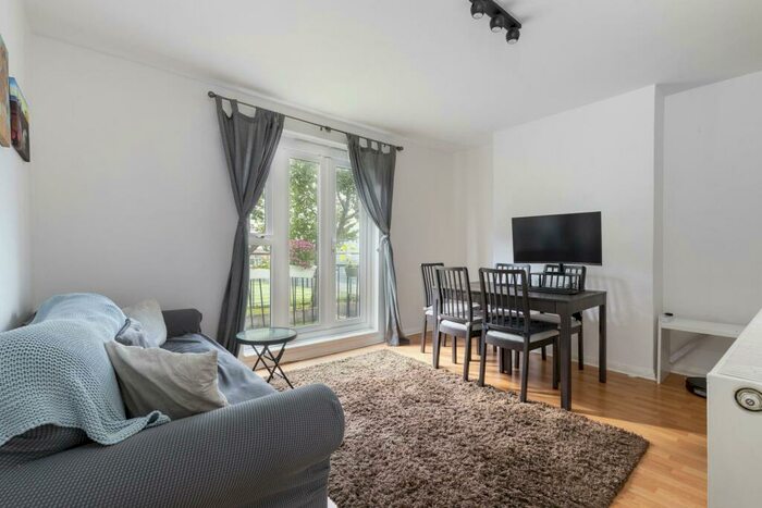 2 Bedroom Apartment To Rent In Kent Court, Kent Street, E2