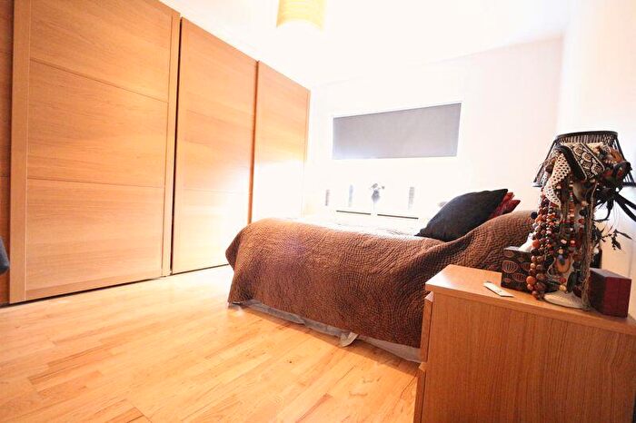2 Bedroom Flat To Rent In The Green, Winchmore Hill, N21