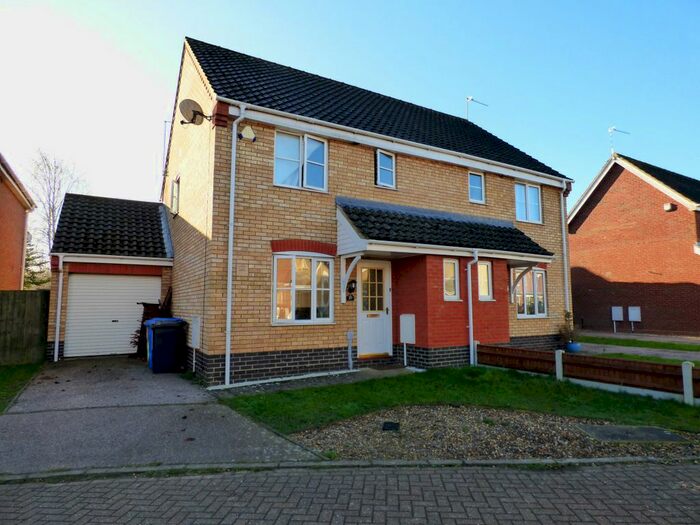 3 Bedroom Semi-Detached House For Sale In Copplestone Close, Worlingham, Beccles NR34