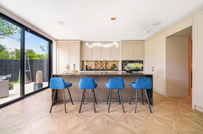 6 Bedroom Detached House To Rent In Arkley, Herts, EN5