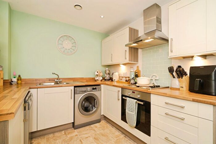2 Bedroom Flat For Sale In Kingsway Gardens, Ossett, WF5