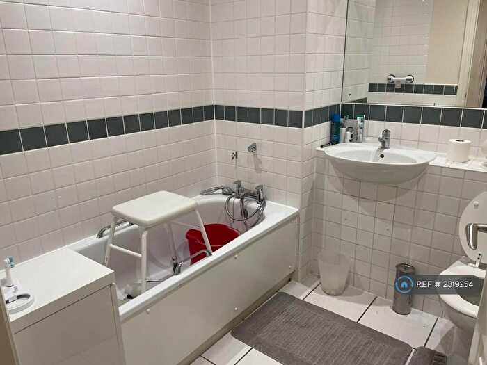 2 Bedroom Flat To Rent In Chiltern House, Aylesbury, HP19