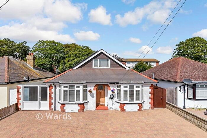 4 Bedroom Chalet For Sale In Kings Avenue, Broadstairs, Kent, CT10