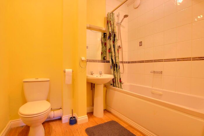2 Bedroom Flat For Sale In Cavendish Grove, Southampton, SO17