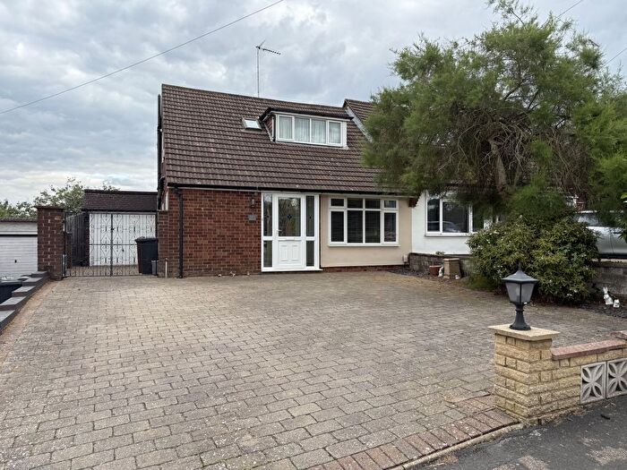4 Bedroom Semi-Detached Bungalow For Sale In Sunnybank Road, Potters Bar, EN6
