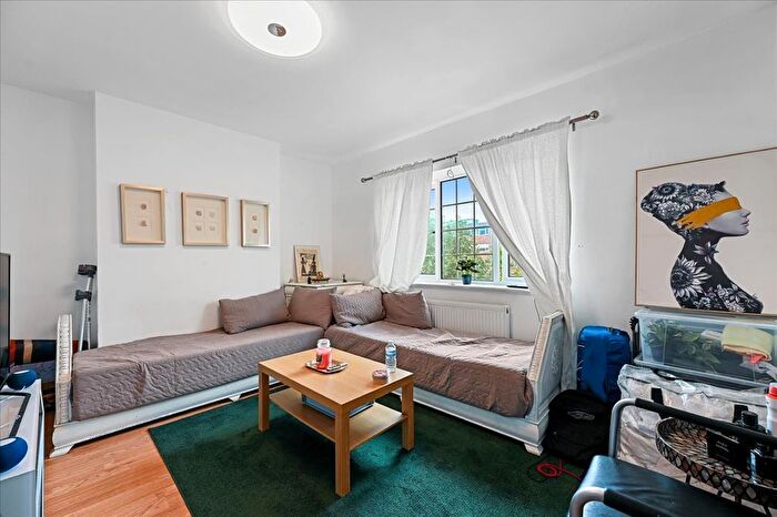 2 Bedroom Flat For Sale In Culmington Road, London, W13