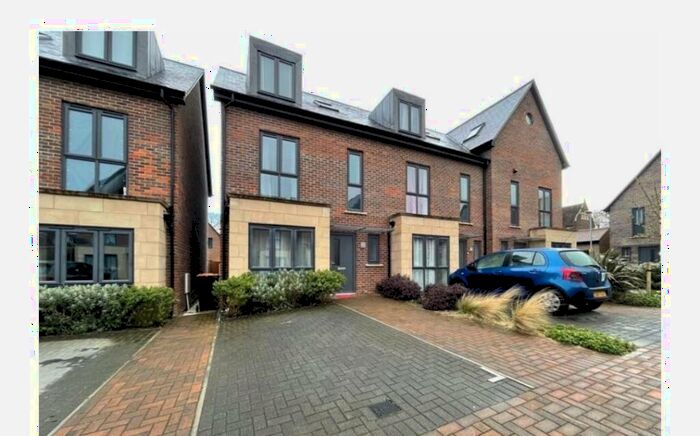 4 Bedroom Town House To Rent In Frances Drive, Dunstable, LU6