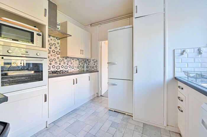 2 Bedroom Flat To Rent In Burbage Close, Elephant And Castle, London, SE1