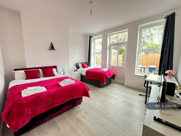 2 Bedroom Flat To Rent In St Michaels Road, Bedford, MK40