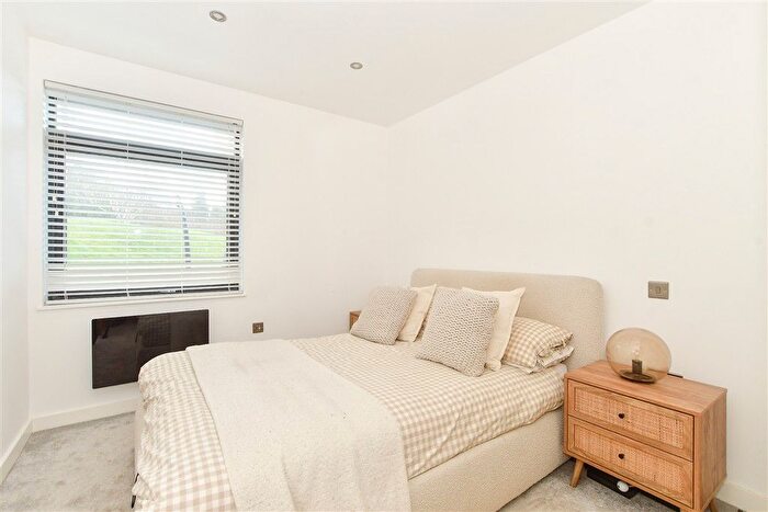 1 Bedroom Flat For Sale In Deepdene Avenue, Dorking, Surrey, RH5