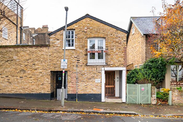 1 Bedroom Flat For Sale In St. John's Hill, London, SW11