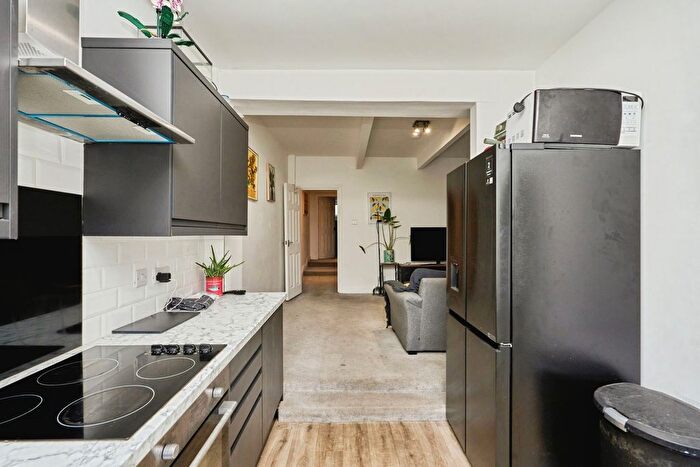 2 Bedroom Flat For Sale In Tennyson Road, Cowes, Isle Of Wight, PO31