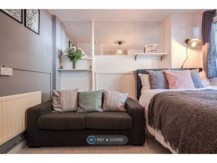 Studio To Rent In London, London, SW15