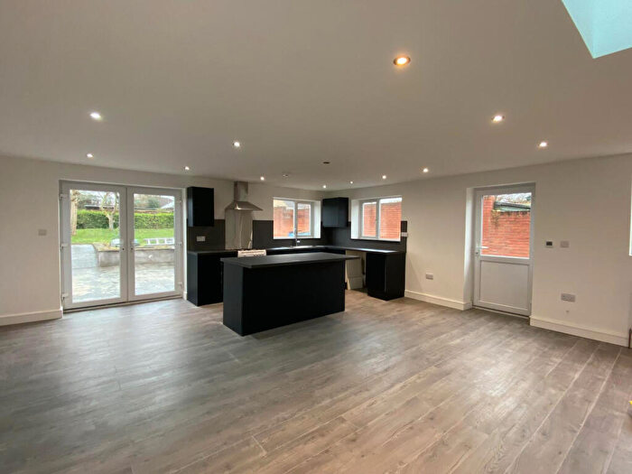 3 Bedroom Bungalow To Rent In Bed Bungalow @ Roman Road, Ingatestone, Essex, CM4