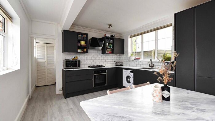 2 Bedroom Apartment For Sale In Queen Anne Avenue, Bromley, BR2
